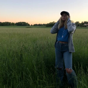 Jeans  - Monki jeans med egenklippta hål på knäna