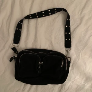 Väska Gina tricot - Säljer nu denna fina väska, den är använd men fortfarande i mycket fint skick. Köpt för 349kr, köparen står för frakten