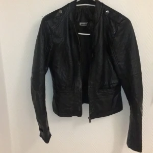 Storlek S - Svart skinnjacka.