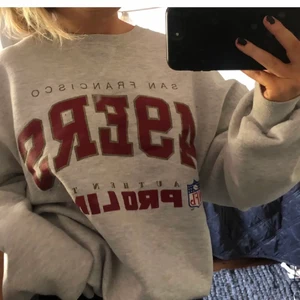 Vintage sweatshirt  - Köpt här på Plick men säljer vidare då jag inte tyckte den passade mig. Skitsnygg och bra skick, samt bra kvalitet inte sådär tunn vissa sweatshirts kan vara 🥰 snyggt oversized passar både killar och tjejer 💕💕 köper spårbar frakt i PostNord appen så frakten går på 63 kr. Buda gärna i kommentarerna!! Avslutar budgivning när ingen har lagt ett bud på 24 timmar ☺️☺️