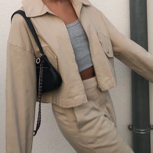 Beige jacka  - En skitsnygg beige tygjacka från zara🤎🤎 storlek xs! som ny✨✨✨ (frakt tillkommer)