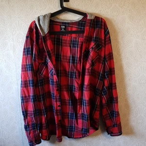 Rutig hoodie - röd/blå rutig hoodie från new yorker i stl L. använd ett par gånger men är i bra skick. säljes för 100kr plus frakt elr upphämtning i kalmar. 