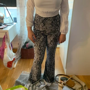 Orm byxor  - säljer dessa pga för stora, storlek M. skit sköna o rätt varma, köpt på Nakd pop up. 