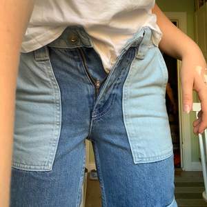 Säljer mina as coola jeans från BDG Urban outfitters som aldrig är använda eftersom att de är för små! Köpta i London för cirka 1000kr🌸🤗 BUDA