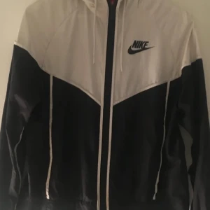 nike vindjacka - Nike vindjacka i storlek M vilket gör att det får plats med hoodie under, perfekt till hösten. 