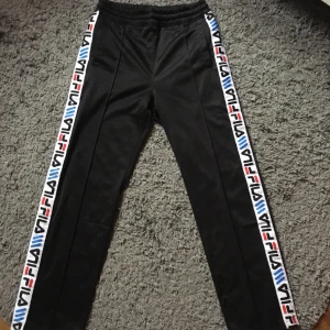 Fila trackpants - Jätte sköna och mjuka trackpants av Fila, säljer eftersom dem är alldeles för stora för mig, unisex storlek S. Skriv privat för fler bilder. Original pris runt 700kr 