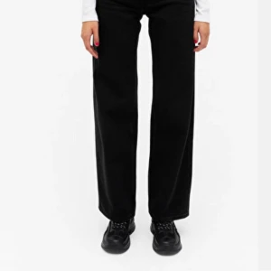 Yoko Black Jeans - Jättefina svarta jeans från monki, för stora för mig tyvärr, aldrig använda (endast testade) jättesnygg lång modell, Storlek 28 190kr!!!!! Plus frakt 63