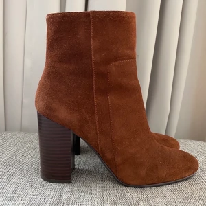 Stövletter - Stövletter i mocka 🤎🤎🤎 Använda ett fåtal gånger, klackhöjd 9 cm