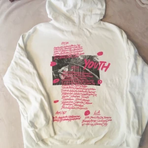 Hoodie - Hoodie köpt från H&M. Bekväm och använd få gånger. Hundvalparna lekte med den så fick sy lite i ryggen på tröjan... därav det låga priset. Men på håll syns det inte :)