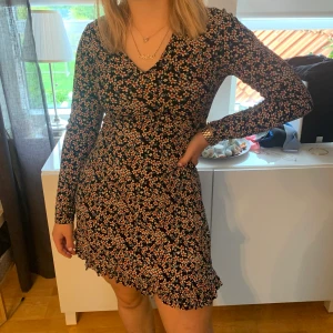 Blommig klänning strl S - Söt blommig klänning från boohoo. Säljer för att jag inte använder den. Köpte för 250kr men säljer för 50kr