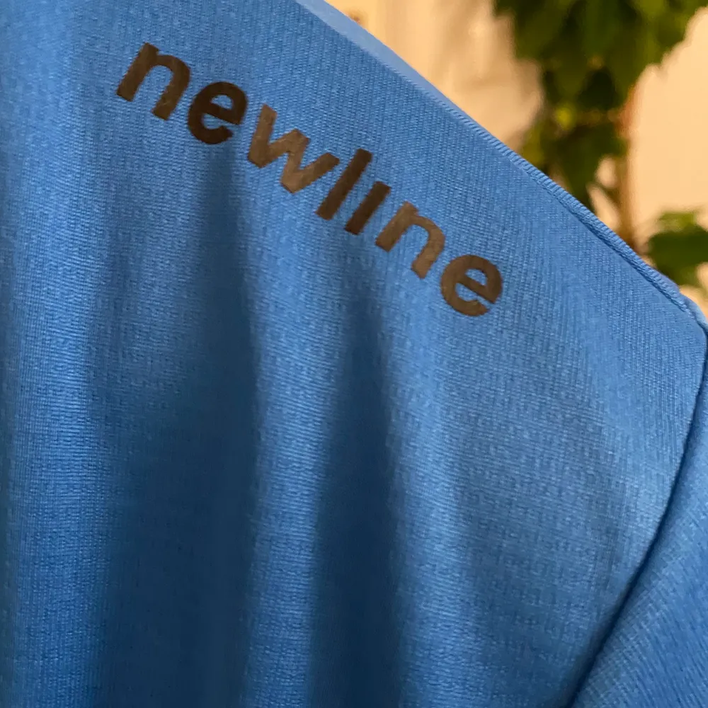 Blå träningströja från Newline, strlk S. Färgen är lite svår att få på bild. Använd Max 2 ggr. . Hoodies.