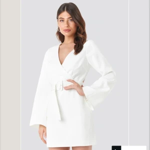 Vit klänning LA x NA-KD - Säljer denna klänning från Linn Ahlborg x NA-KD använd endast 2 ggr, största anledningen till varför jag säljer den är för att den är lite för stor vid bysten för mig annars är den jättefin och sitter bra, Startbud 250kr (nypris 599kr) 