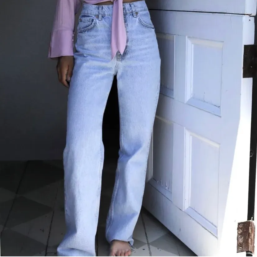 Säljer nu mina supersnygga jeans från Zara i storlek 36. Slutsålda och väldigt efterfrågade!! Budgivning, frakt tillkommer! Buda privat 💕 LEDANDE BUD: 360 + frakt !!. Jeans & Byxor.