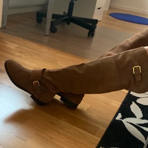 Ralph Lauren stövlar Stl38 - Så fina stövlar som passar både till jeans som till klänning/kjol! Knappt använda då de är lite smala till mina breda fötter. Köpta på NK