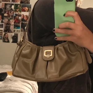 Söt axel väska - Super fin och trendig väska som jag bara använt en gång, jag säljer den för att den aldrig kom till användning. Bud börjar på 50 kr, frakten betalar du💞💞