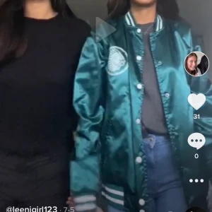 Grön Collegejacka  - Collegejacka som nt kommit så mycket till användning. Sååå fin verkligen. Storlek M men passar xs-L