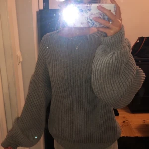 grå stickad tröja storlek s - Grå stickad tröja i storlek S från NA-KD, aldrig använd. Större i ärmarna. Köpt för 299kr och säljer för 100kr. Skriv vid intresse eller fler bilder🥰