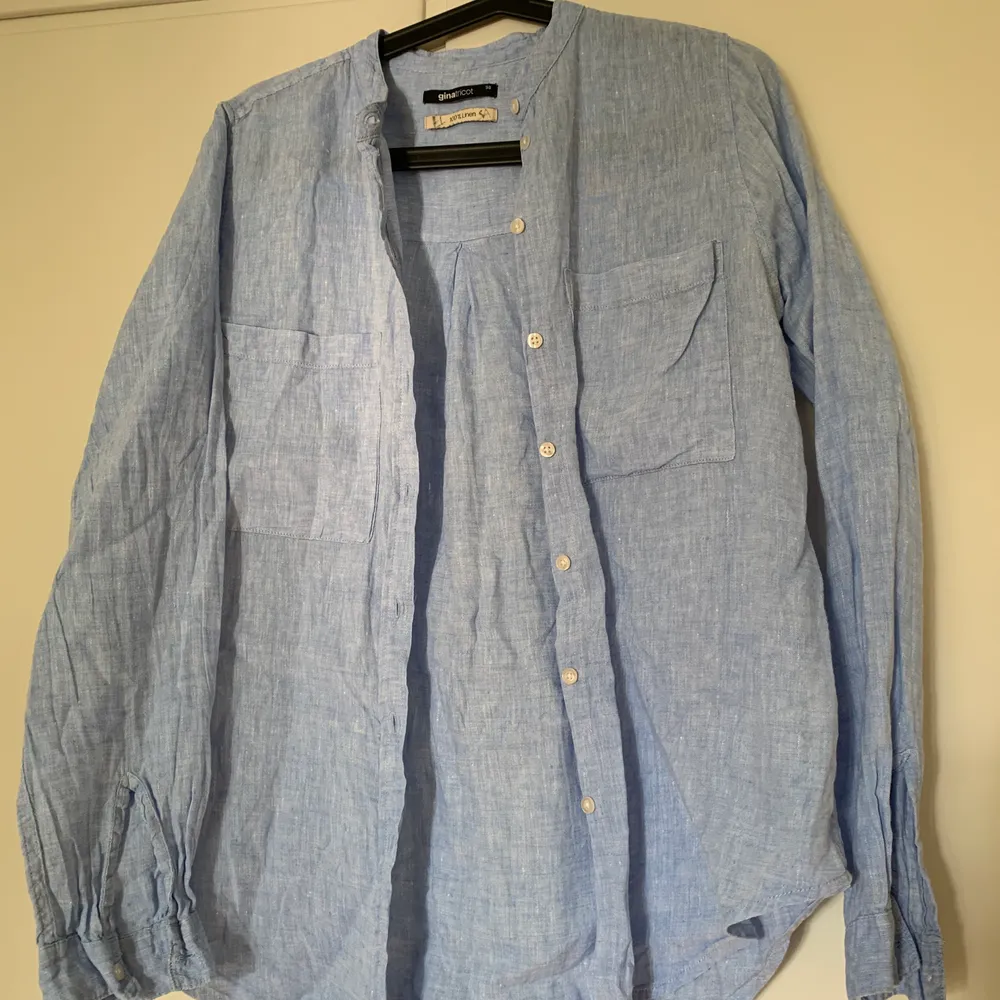 Mycket fin och tidlös linneskjorta från ginatricot. Relativt gammal men väldigt sparsamt använd. Frakt ingår i priset! (Rökfritt och djurfritt hem). Skjortor.