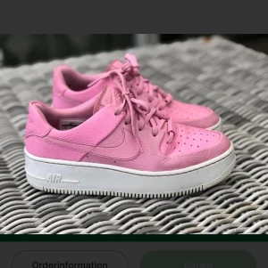 Nike air force 39 - Bubbelgumsrosa Nike air force i fint skick, strl 39. Innermått 25 cm. Platformsula