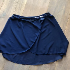 Capezio Chifon Wrap Skirt - Balettkjol - Supersöt balettkjol från Capezio! Mkt gott skick,  men den har några år på nacken och två småsmå vita fläckar som absolut inte syns i danssalen. Jätteliten i storleken, passar på S!!!! 