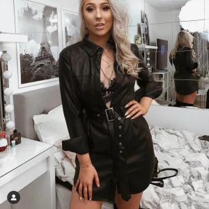 Linn Ahlborg x Nakd skinnklänning  - Snyggaste festklänningen som någonsin gjorts! Använd ca 2 gånger och är mycket bra skick 