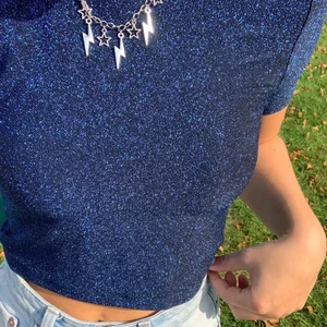Glittrig blå t-shirt - Supersöt glittrig blå t-short. Perfekt till nyår eller fest🥳 Aldrig använd (lappen är frtf på). Buda💕💕