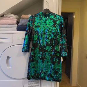 Nelly paljettklänning 38 - Nelly trend paljettklänning storlek 38 endast använd 1 gång