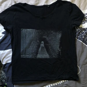 Awesome t-shirt  - Fet T-shirt från weekday med motiv av, typ en tunnel?? Något nött i trycket men det är inget en tänker på utan det smälter typ ihop med stilen på tröjan. I övrigt jättefint skick. 