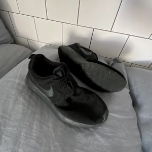 Nike roshe one - Nike sneakers.  Skorna är sparsamt använda, dock lite skrynkliga pga att dom legat i min garderob! :)  Storlek: 40.  Pris: 150kr.  (Kan mötas upp i Stockholms området, även fraktas men köparen står för frakten).