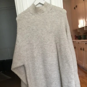 Klänning från Zara - Intressekoll på denna jättefina klänning från Zara i storlek small. Buda 💕💕 kan både mötas upp i stockholm eller uppsala. Kan även frakta men då står köparen för frakten 💕