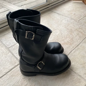 Primeboots  - Jättefina svarta äkta Primeboots (med stålhätta), medelhög modell, storlek 37. Några få märken fram på skon men annars jättefint skick🖤 Nypris ca 3000kr. Kan skicka fler bilder om så önskas! 