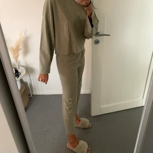 💚 - Grönt mjukisset med kortare byxa