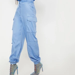 Pretty Little Thing Cargobyxor Blå S / UK8 - Blå Cargobyxor från Pretty Little Thing. Sista bilden är min. Använda ca. 1 gång då de var för långa för mig som är 158😢 Om flera är intresserade sker bud i kommentarerna. Köparen står för frakten!  