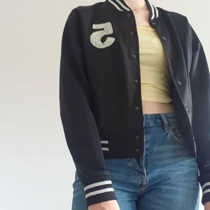 Baseball jacket  - Cool baseball-jacka (tunn jacka eller en kofta) med glittriga detaljer från Gina Tricot. Är i storlek XL, men går även att använda som mycket mindre. Jag har själv använt den som oversized. Säljer för 59kr exklusive frakt (63kr) men det ingår alltid gratis frakt vid köp över 300kr. Skriv i dm vid intresse eller för frågor 🥰