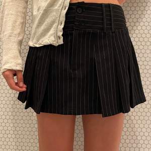 As snygg och cool svart ”randig” kjol ifrån Urban outfitters. Skriv till mig ifall du är intresserad ☺️ Möts helst upp annars så tillkommer frakt!