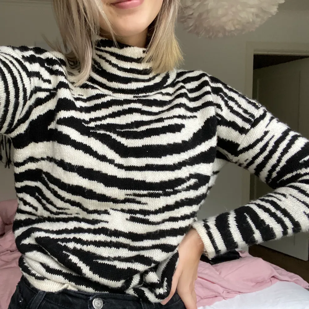 Säljer nu denna supermysiga och snygga tröja i zebra mönster. Den kommer tyvärr inte till användning och därav säljer jag den. Köparen står för frakt.. Stickat.