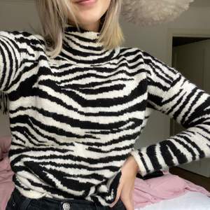 Säljer nu denna supermysiga och snygga tröja i zebra mönster. Den kommer tyvärr inte till användning och därav säljer jag den. Köparen står för frakt.