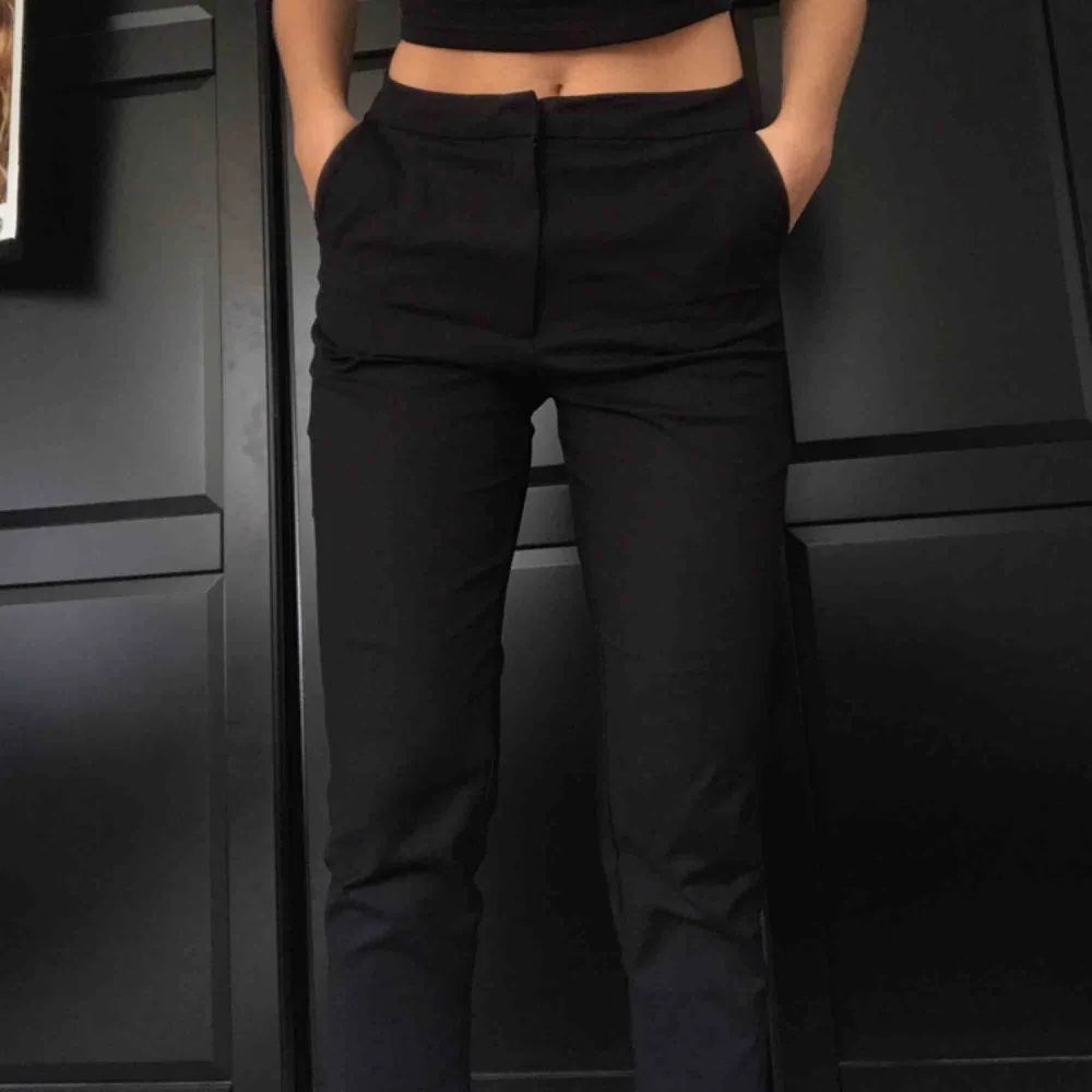 Ett par skitsnygga svarta klassiska kostymbyxor! Kostym-material🖤 höga/mellan i midjan. Jeans & Byxor.