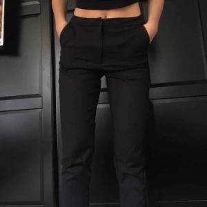  - Ett par skitsnygga svarta klassiska kostymbyxor! Kostym-material🖤 höga/mellan i midjan