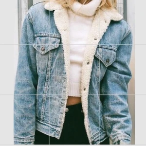 Levis jacka - En levis jacka som har ull som foder! Sen riktig bra och skön jacka som inte kommer tillanvändning längre❤️ Den är i storlek M men sitter jätte bra på mig som är en S, kan ha både hoodie under osv❤️ Köpt för 1300kr 