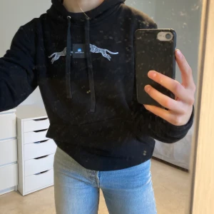 Svart hoodie - Säljer denna svarta hoodie med litet tryck av två leoparder från The Cool Elephant, inköpt i somras och bara använt nån gång sen dess. Står ingen storlek men skulle säga XS-S. Nypriset var ca 600kr, köparen står för frakten och budgivning sker vid flera intresserade 🥰            Priset kan diskuteras :)