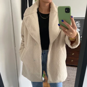 Jacka - Benvit/beige jacka i pilé från h&m. Använd ett fåtal gånger, så den är som ny. Perfekt höst/vinterjacka💘 Köparen står för frakt men kan också mötas upp i Sthlm