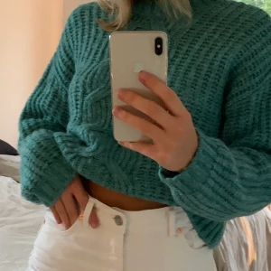 jättefin blågrön stickad tröja - jättefin blågrön stickad tröja som knappt är använd, perfekt nu till hösten