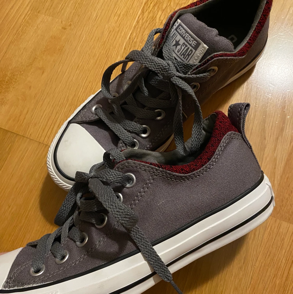 Gråa converse