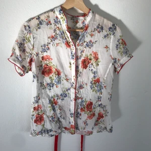 Blommig blus - Blommig blus med knappar som går att knyta från ryggen! 