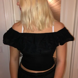 Off shoulder topp - En väldigt snygg och fin topp som passar till allt! Säljer den eftersom jag själv inte känner mig bekväm i den. Ganska mycket volang runt hela tröjan och man kan styra vart tröjan ska sitta på axlarna. Säljer den i stl S.🖤