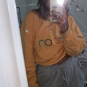 Vintage tröja - Trendig vintage tröja, märket benetton✨ Lite croppad, passar en S/Xs💕 Skriv för fler bilder! Om många är intresserade blir det budgivning!