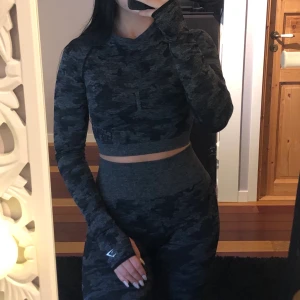 Croppad träningströja  - Croppad träningströja från Gymshark med camouflagemönster. Stretchig och bekväm, men tyvärr är den för liten för mig så det är därför jag säljer den. Frakt 40kr.