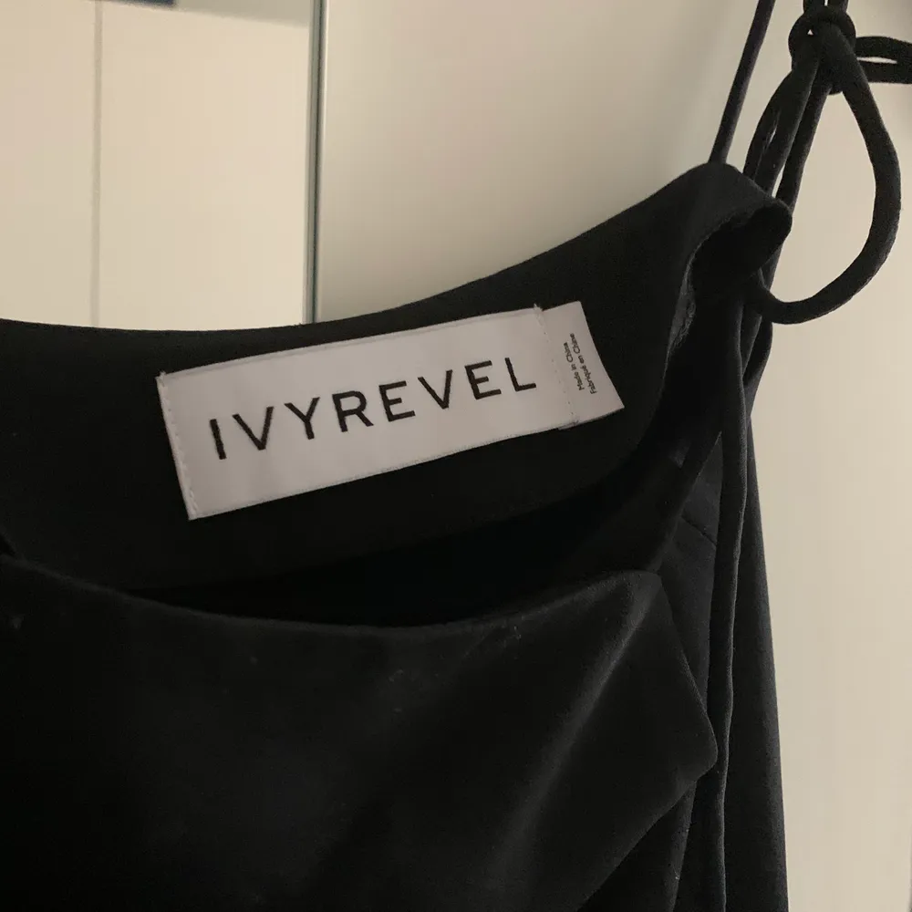 Snyggt svart linne från Ivy Revel, knappt använd! Frakt tillkommer 🖤. Toppar.