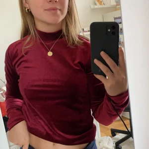 Långärmad tröja i velour  - Säljer denna velour tröja använd fåtal gånger, väldigt julig röd färg och sitter snyggt. Köparen står för frakt 💓💓 